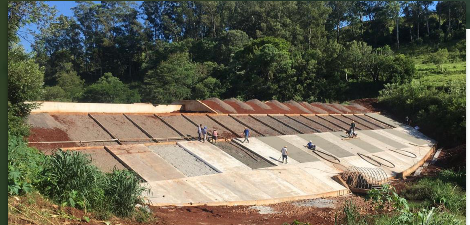Barragem de controle de enchentes em execução